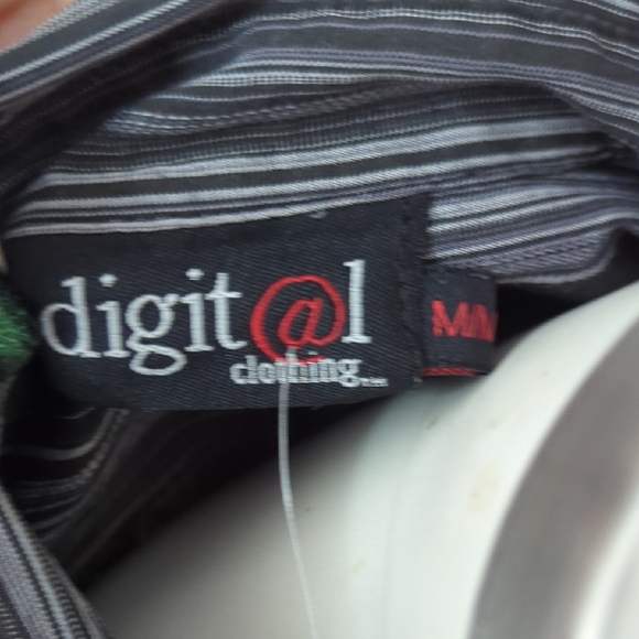 Chic Striped Button-Up Blouse - Picture 6 of 7